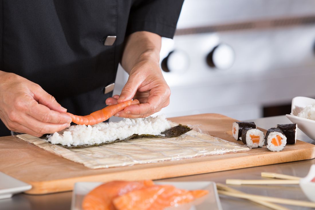 Montagem de sushi na cozinha