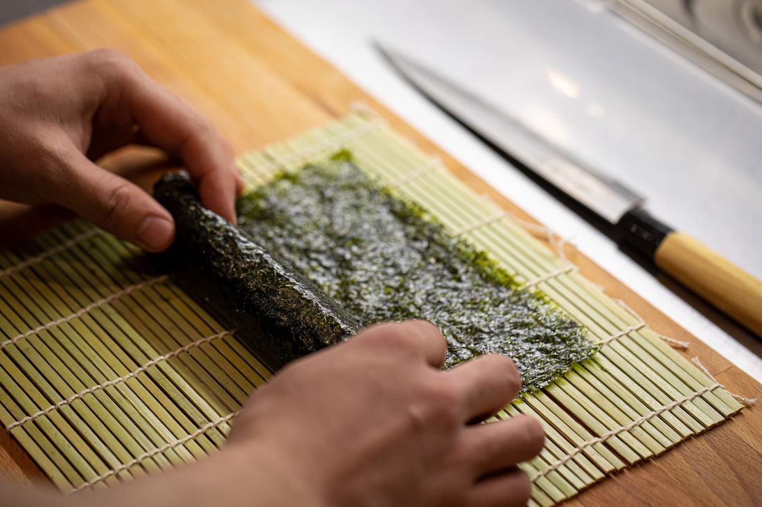 Enrolando sushi com esteira e faca